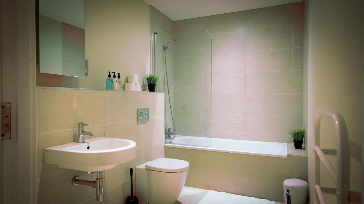 Superb City Center 1 Or 2 Bedroom Apts King Bed سوثامبتون المظهر الخارجي الصورة